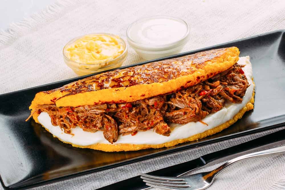 Cachapa con queso y carne mechada